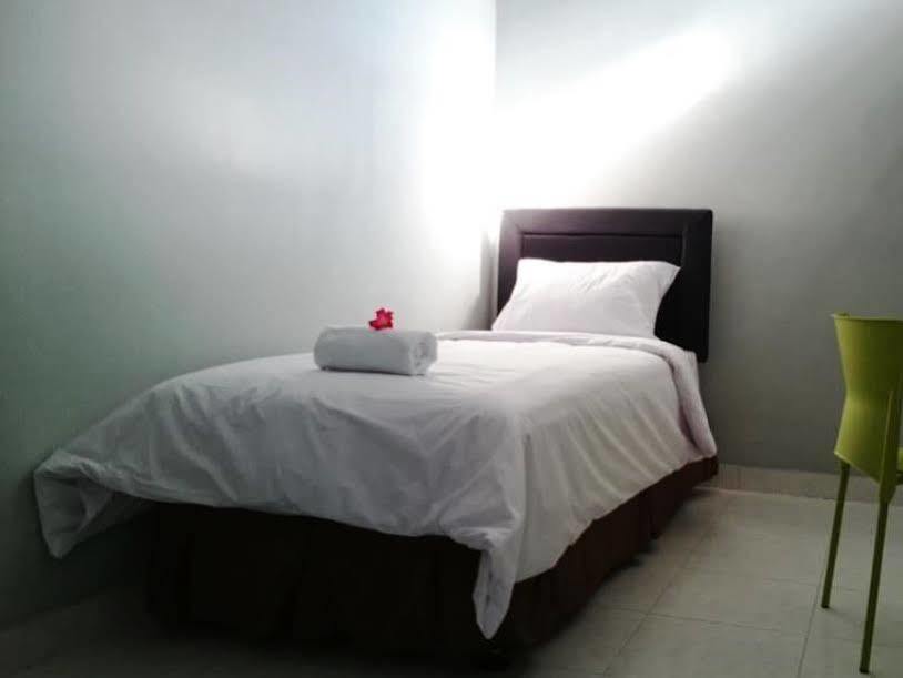 Reddoorz Plus @ Hotel Star 88 Tugu Extérieur photo